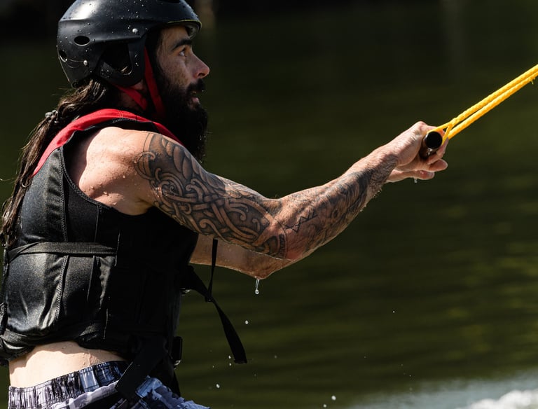 Un homme pratiquant le wakeboard