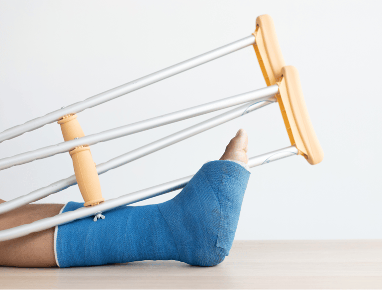 sessione di riabilitazione traumatologica con esercizi assistiti per il recupero con tutore