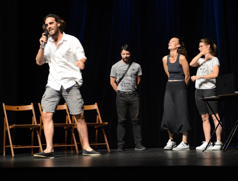 atelier forum 1 animateur et 3 participants sur scène