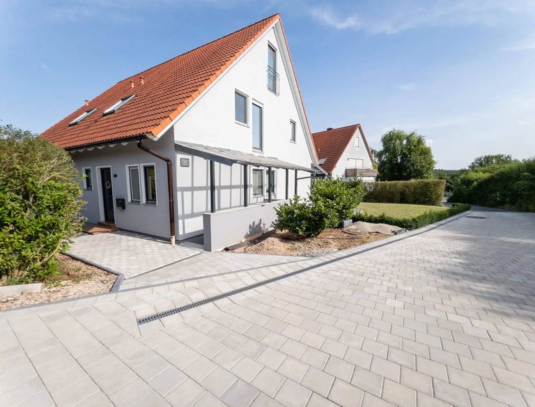 Modernisiertes Einfamilienhaus in Fürth mit gepflegter Einfahrt, Garten und ruhiger Wohnlage – ideale Immobilie für Familien