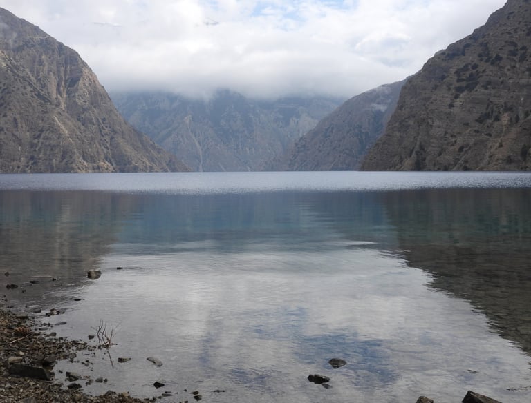 brume matinale sur le lac Phoksundo