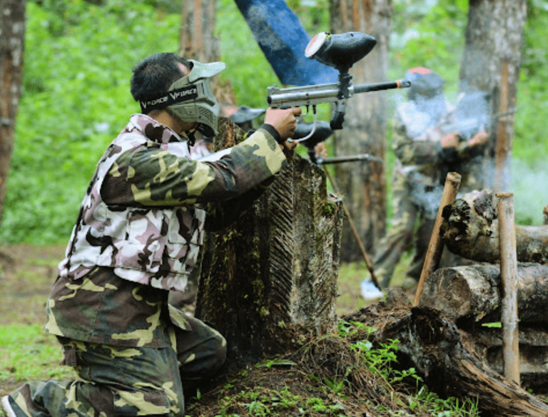 Peserta mencoba paket paintball lengkap dengan seragam kamuflase dan perlengkapan safety