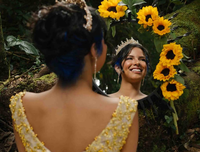 Foto creativa de quinceañera de piel oscura, vestido dorado viéndose al espejo rodeado de girasoles bosque Quito Ecuador