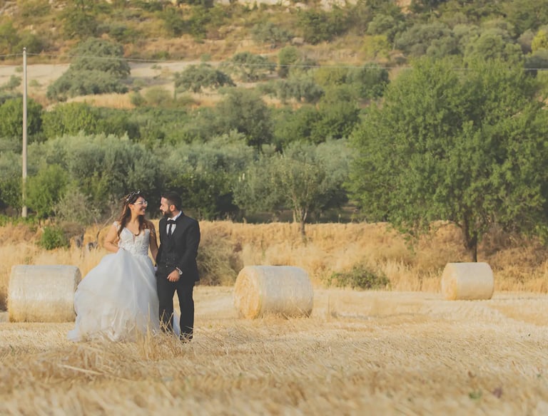 una sposa e uno sposo in piedi in un campo