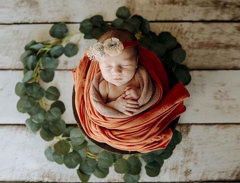 un bébé dans un panier