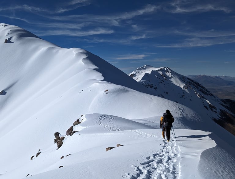 Des alpinistes en haut d'un volcan en Bolivie