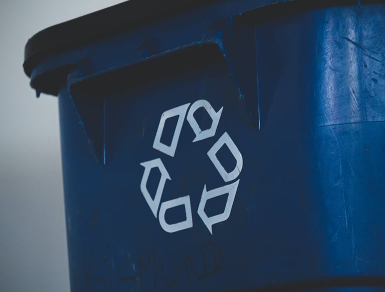 Kék szelektív hulladékgyűjtő - a fenntartható hulladékgazdálkodás és környezetvédelem szimbóluma