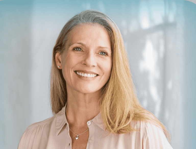 Mujer sonriente, reflejando un ambiente amigable y relajado en una clínica dental