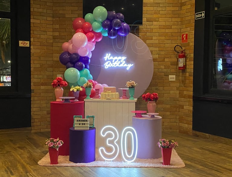 Decoração infantil tema De Repente 30 com cores vibrantes