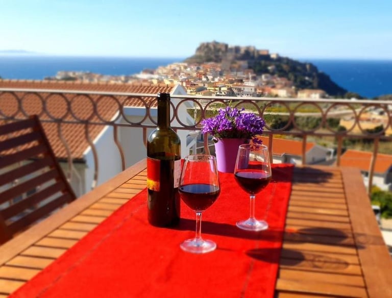 Taras apartamentu Amare Castelsardo z widokiem na morze.