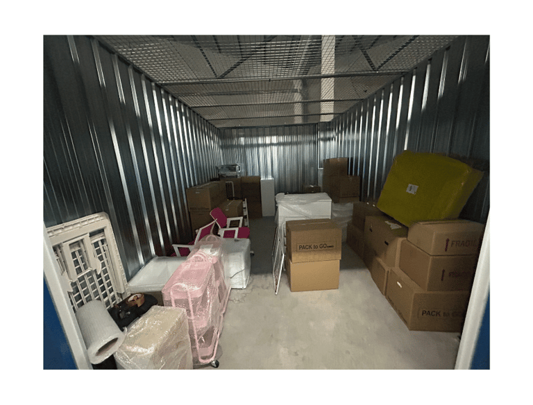 Cajas almacenadas en trasteros de alquiler en Madrid con vigilancia y seguridad para el verano
