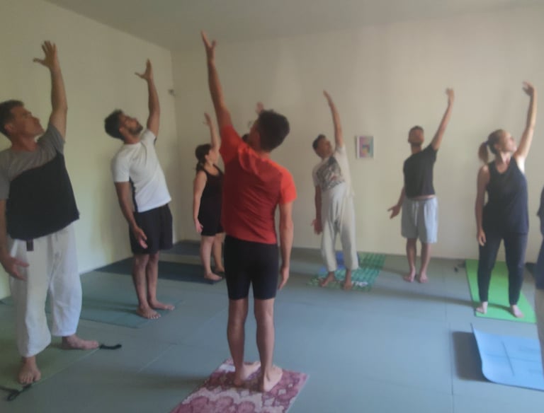 Yoga: Ardha Kati Chakrasana