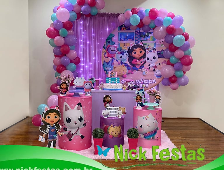Decoração infantil tema A Casa Mágica da Gabi com cores vibrantes e personagens fofos