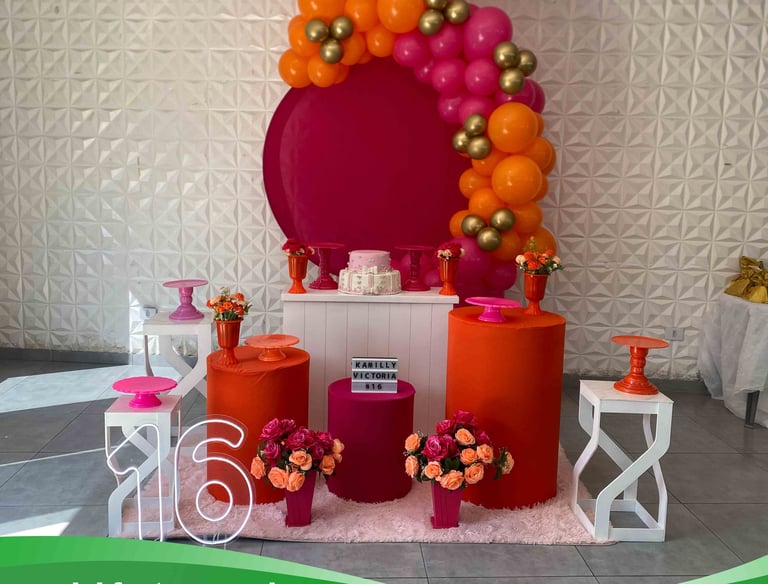Decoração de festa teen em Pink e Laranja com cores vibrantes e detalhes modernos