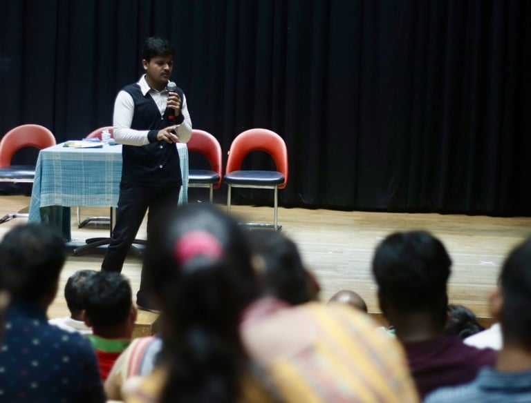 Dheeraj is the best corporate magician in Delhi India.