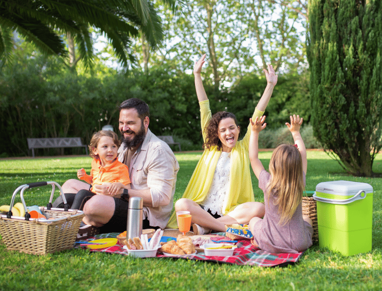 Une famille dans un parc à Mettray