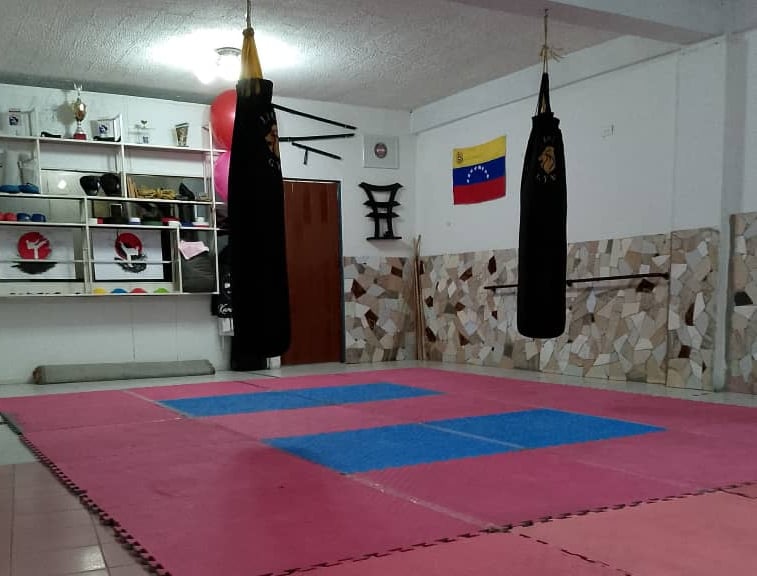 dojo de karate venezuela con sacos de entrenamiento 