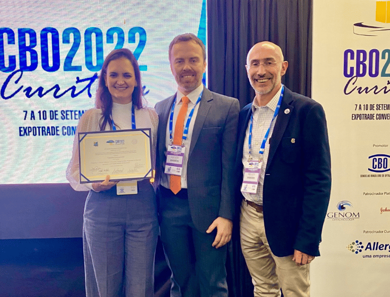 Dra Bruna Melchior recebendo prêmio do conselho brasileiro de oftalmologia ao lado de seus professores Dr Jayter e Dr Jordao