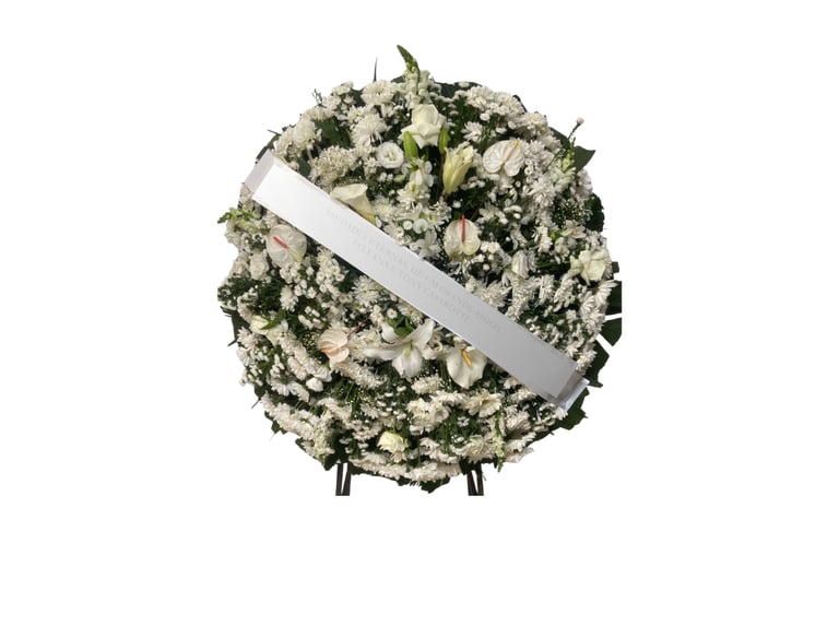 Imagem mostra uma coroa de flores do tipo tradicional do cemitério araçá