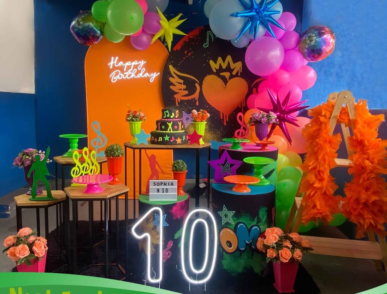 Decoração teen neon na Freguesia do Ó com mesa decorada colorida e painel iluminado