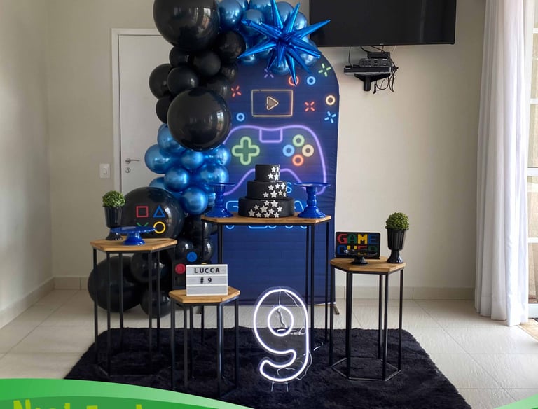 Decoração infantil games em azul e preto com painel gamer, balões orgânicos e mesa decorada