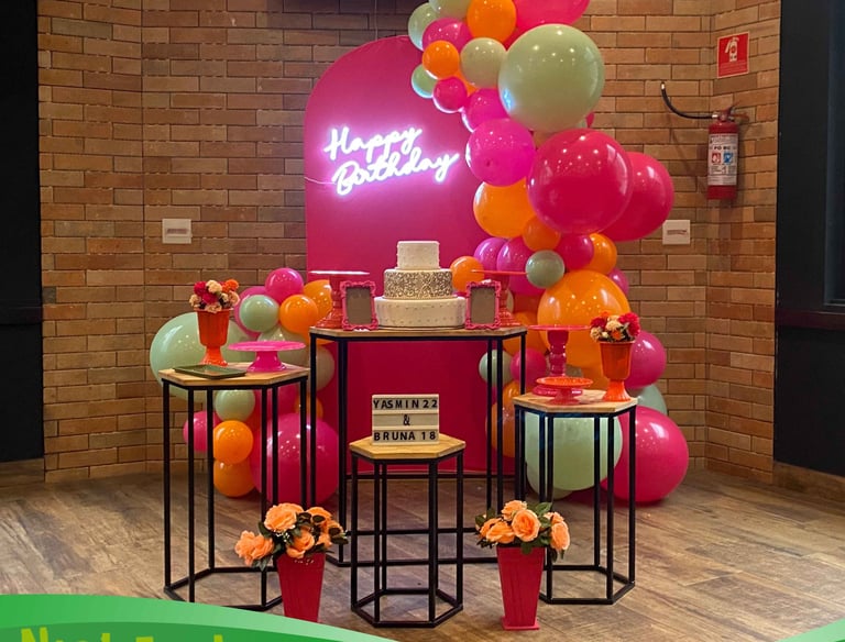 Decoração infantil pink neon com painel iluminado Happy Birthday, arco orgânico