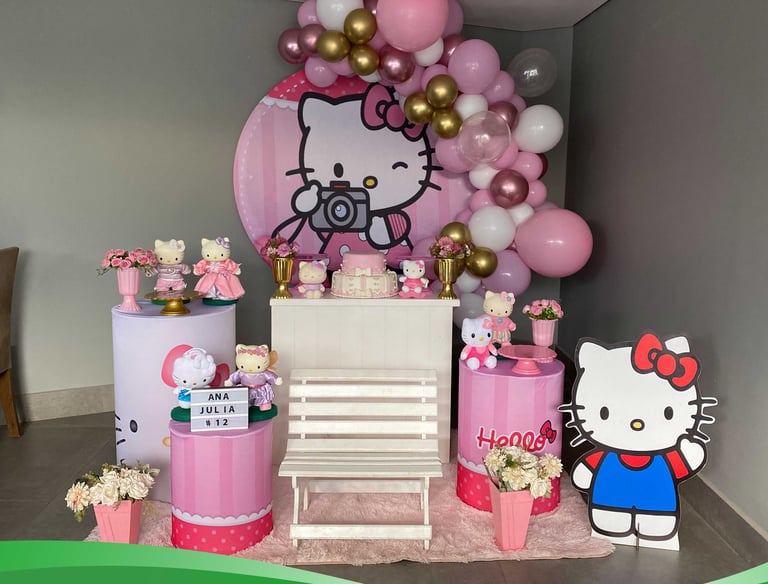 Decoração de festa infantil tema Hello Kitty com laços e cores delicadas