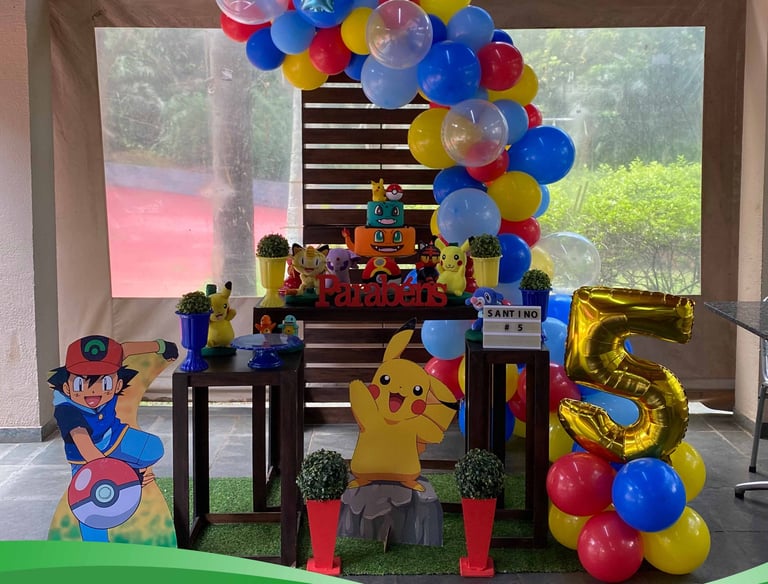 Decoração de festa infantil tema Pokémon com pokébolas e personagens icônicos