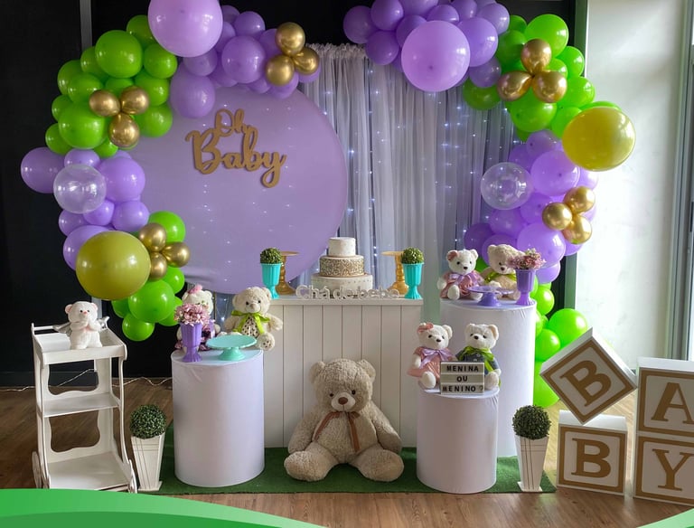 Decoração de chá revelação com cores lilás e verde, delicada e moderna