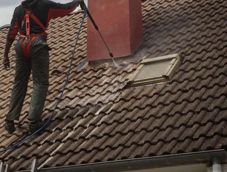 démoussage toiture, nettoyage toit, traitement anti-mousse, toiture propre