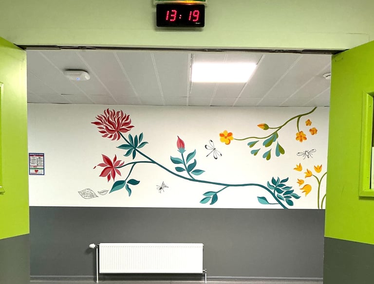 Fresque murale mur maternité hôpital CHU Caen Normandie motif floral sur-mesure coloré peinture