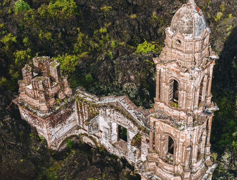 Ruinas de San Juan Parangaricutiro, Mich. / Volcan Paricutin
