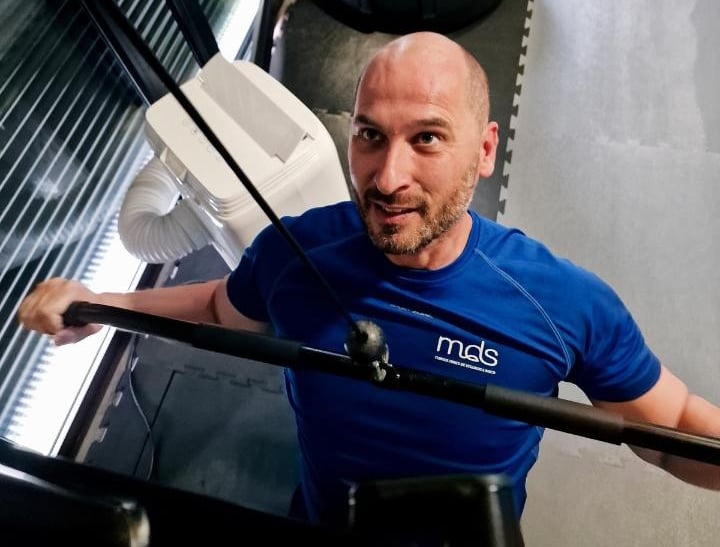 Personal trainer em Braga durante sessão de treino presencial com aluno