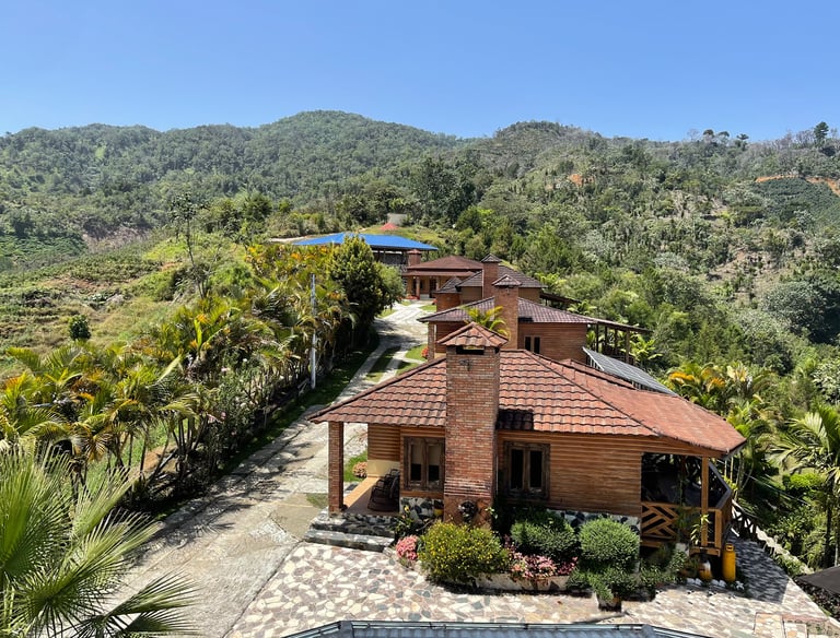 Imagen que muestra las 4 villas Neblinas superiores, y la hermosa vista que muestra a las montañas