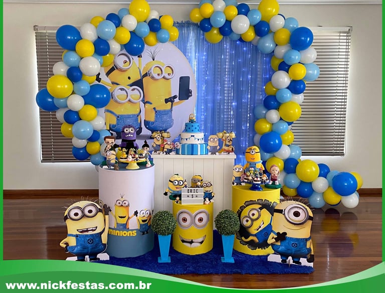 Decoração infantil tema Minions com cores vibrantes e personagens divertidos para festa