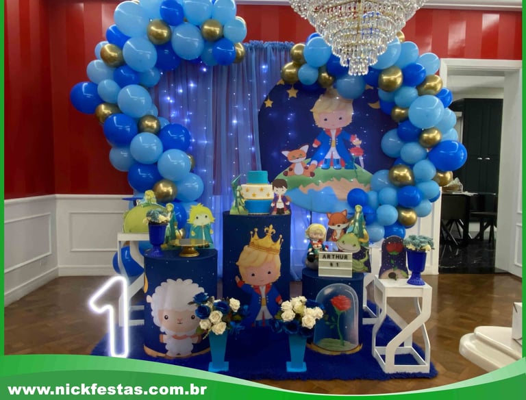 Decoração de festa infantil tema Pequeno Príncipe com estrelas e planetas