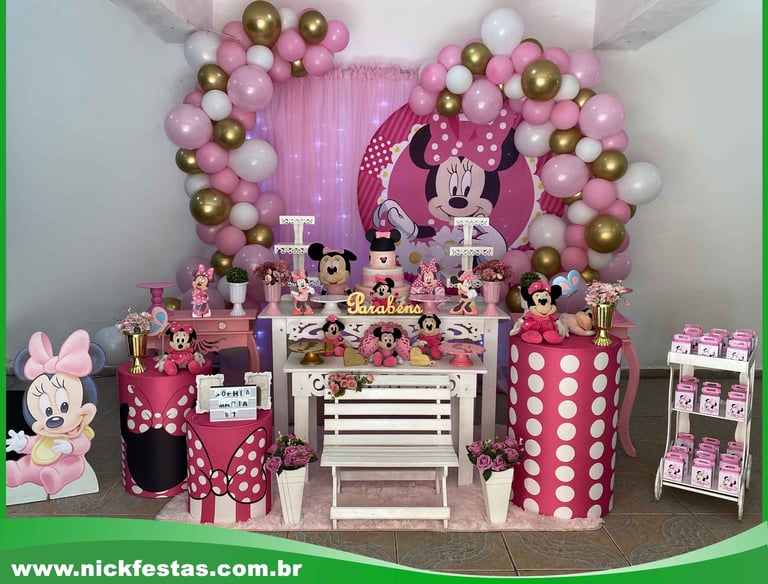 Decoração de festa infantil tema Minnie com poás, laços e cores vibrantes