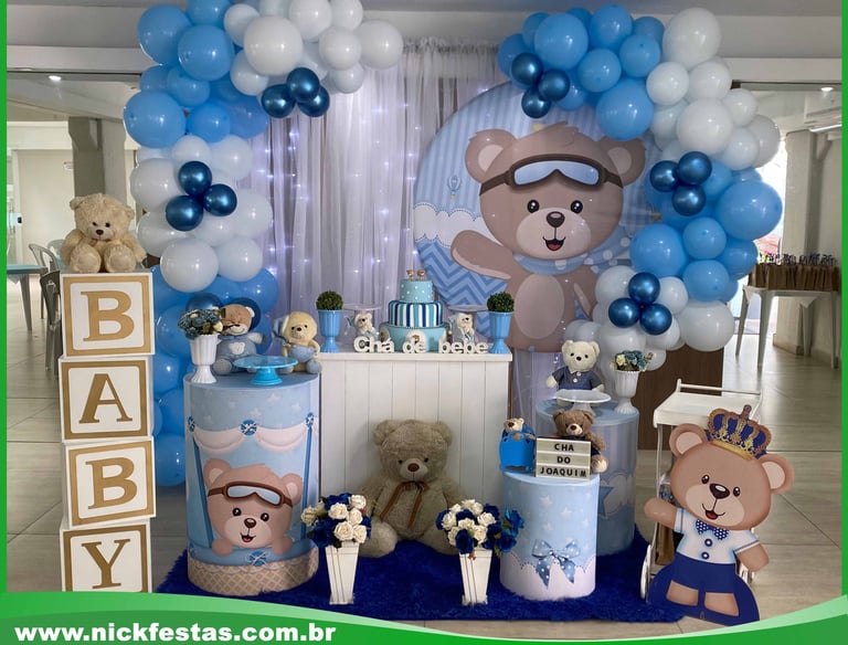 Decoração de chá de bebê tema Ursinho Aviador com cores suaves e detalhes delicados