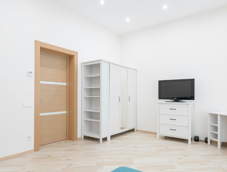 HotelArt: Μίνιμαλ Λευκή Γωνιακή Ντουλάπα - Ξενοδοχειακός Εξοπλισμός Ντουλάπες