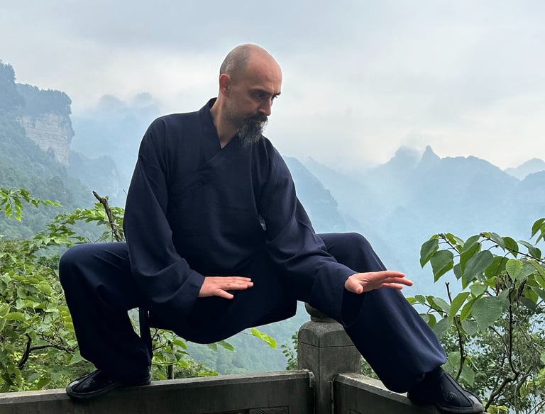Balancing between earth and sky, İsmet Himmet channels the spirit of Wudang among ancient peaks.