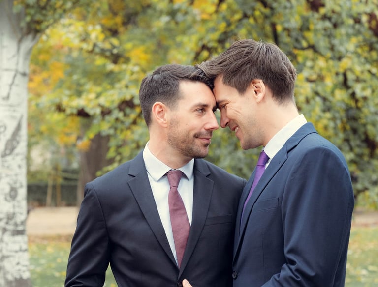 "Pareja gay casada en España, compartiendo un momento íntimo de amor y celebración de su boda."