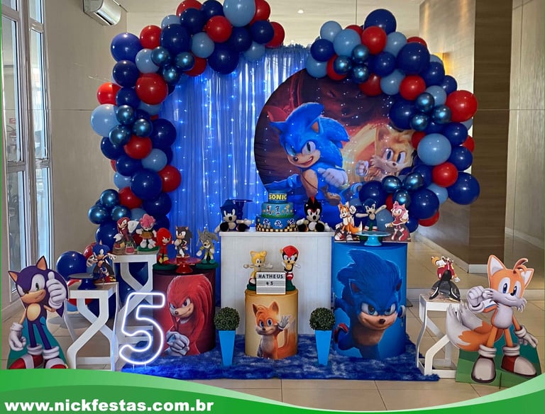 Decoração infantil tema Sonic com cores vibrantes e anéis dourados para festa animada