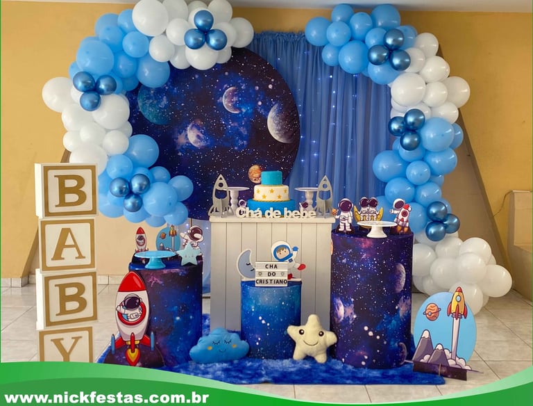 Decoração infantil tema Astronautas com planetas e elementos do espaço para festa divertida