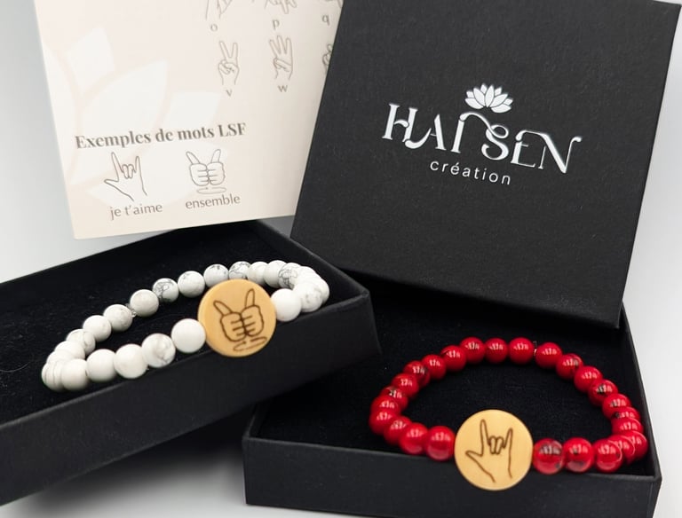 Bracelets perles avec cabochon LSF, dans un écrin noire accompagné de la dactylologie.