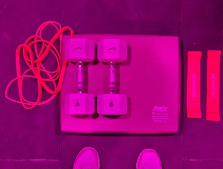 Haltères, dumbbell, bandes de résistance et pad en cours de Heat chez Episod à Paris