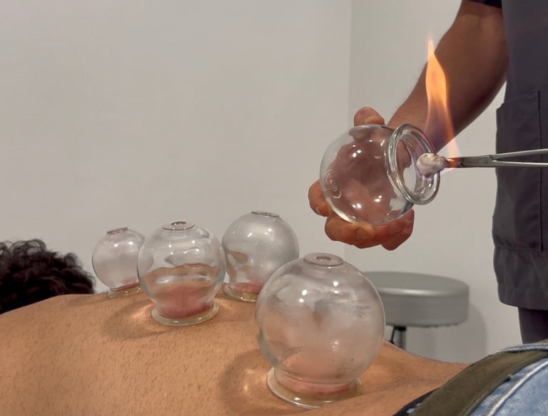 Aurelio_aplicando_tratamiento_de_medicina_tradicional_china