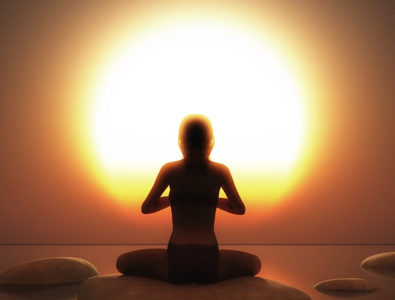 homme qui medite face au soleil et rebooste son energie corporelle