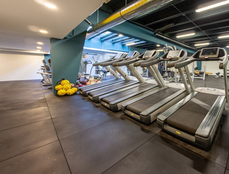 Zona cardio della palestra Move 2 Grow a Milano con tapis roulant Technogym, area funzionale e pavimento gommato