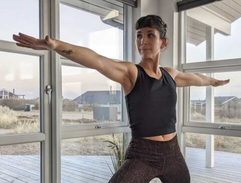 Junge Frau übt Yoga