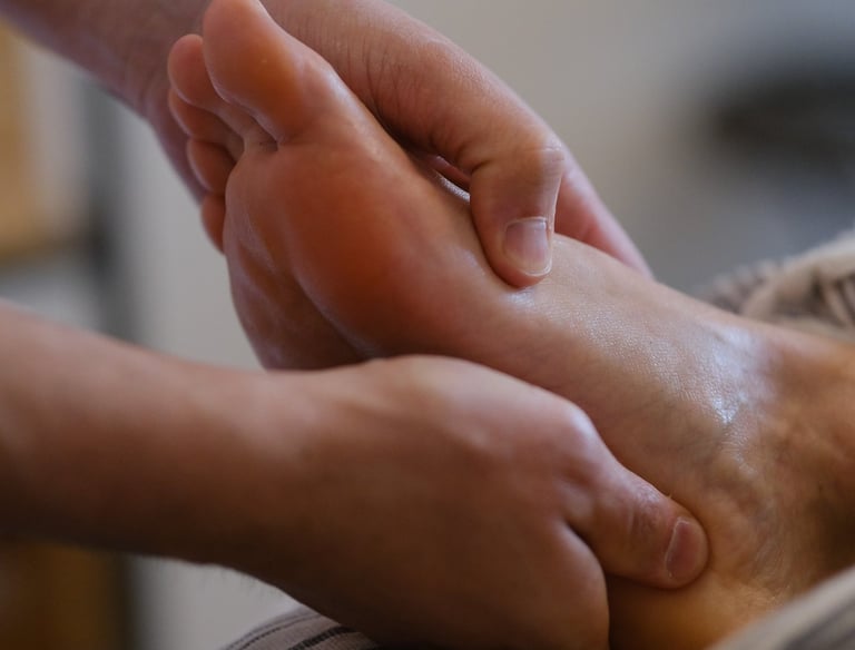 Séance de réflexologie plantaire pour soulager rapidement les douleurs chroniques